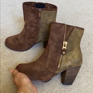 Heeled boots suede